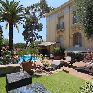 Petit Palais Hotel